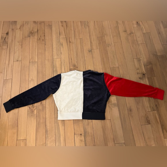 Chandail FILA presque neuf , encore tout blanc, aucune tache - Picture 4 of 4